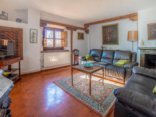 ein Wohnzimmer mit Sofa und Tisch in der Unterkunft Holiday Home Carmen Del Agua by Interhome in Granada