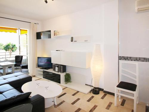 ein Wohnzimmer mit einem Sofa und einem Tisch in der Unterkunft Apartment Sol Y Mar by Interhome in Altea