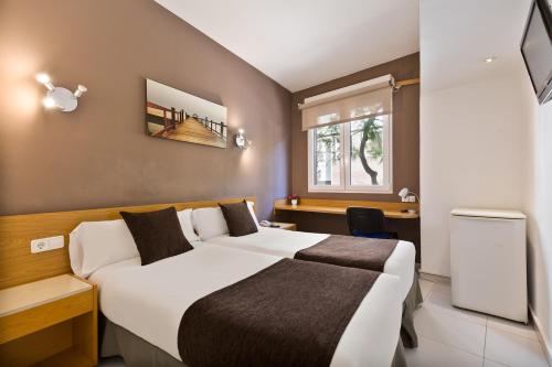 Llit o llits en una habitació de Hotel Travessera