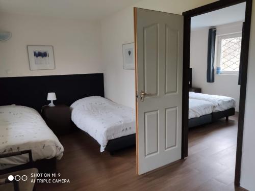 Tempat tidur dalam kamar di Panzió-Kemping Bekölce