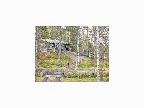 eine Luftansicht einer Hütte im Wald in der Unterkunft Holiday Home Heinälampi by Interhome in Laakkii