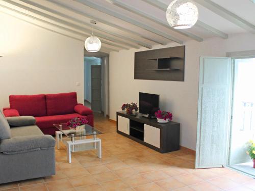 sala de estar con sofá rojo y TV en Apartment Luna by Interhome, en Altea