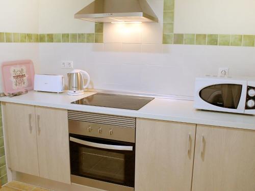 cocina con fregadero y microondas en Apartment Luna by Interhome, en Altea