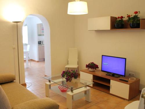 uma sala de estar com um sofá e uma televisão numa mesa em Apartment Bernia by Interhome em Altea