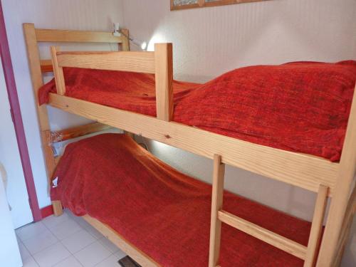 quelques lits superposés dans une chambre dans l'établissement Apartment Aurore-4 by Interhome, à La Grande Motte