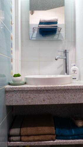 bagno con lavandino, specchio e asciugamani di VUE SUR MER VISTA HERMOSA ARGELES SUR MER PLAGE ad Argelès-sur-Mer