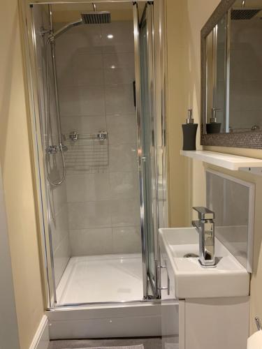 a bathroom with a shower and a sink and a toilet at Royal Oak Hotel in Leicester