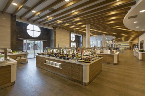 a restaurant with a buffet line with food on display at Duja Bodrum in Torba