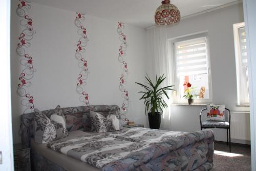 um quarto com uma cama e um sofá em Ferienwohnung Michalla em Thale