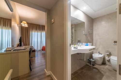 a bathroom with a sink and a toilet at Pato Rojo in Punta Umbría