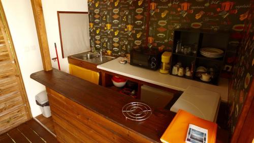 - une cuisine avec une table et un comptoir dans l'établissement Bubble Dome Village, à Saint-Joseph