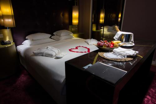 a hotel room with a bed and a bowl of fruit at Hotel Meira in Vila Praia de Âncora