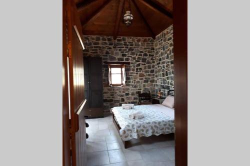 Tempat tidur dalam kamar di Traditional stone house by the sea...