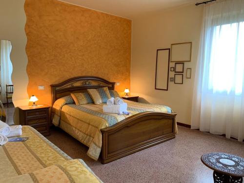 um quarto com uma cama e duas toalhas em Bed & Breakfast Mafi em Orsogna