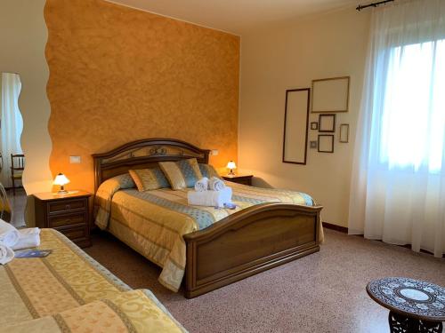 a bedroom with a bed with two towels at Bed & Breakfast Mafi in Orsogna
