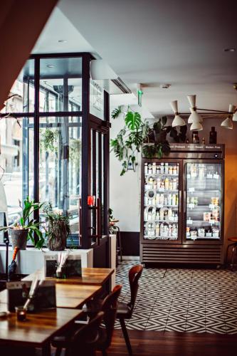 un restaurant avec une table et une glacière dans l'établissement Hotel Monsieur Helder, à Paris
