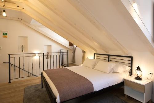 ein Schlafzimmer mit einem großen Bett im Dachgeschoss in der Unterkunft Villa Four Winds IV in Dubrovnik
