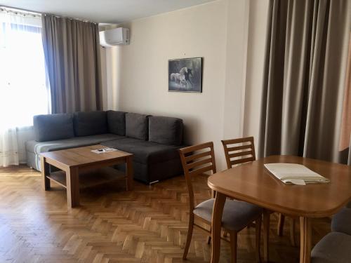 - un salon avec un canapé et une table dans l'établissement Sea Park Homes Neshkov, à Varna