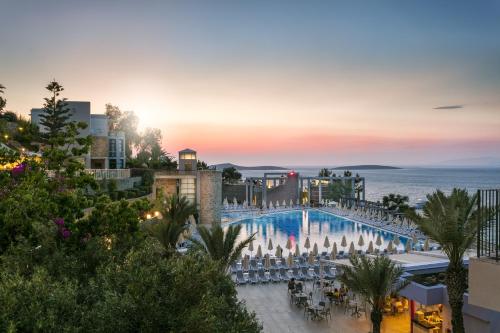 uma vista para um resort com uma grande piscina em Duja Bodrum em Torba