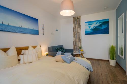 a bedroom with a large white bed in a room at Ein Bett im Norden in Fehmarn