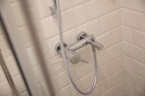 La salle de bains est pourvue d'une douche avec un tuyau. dans l'établissement Villa Four Winds IV, à Dubrovnik