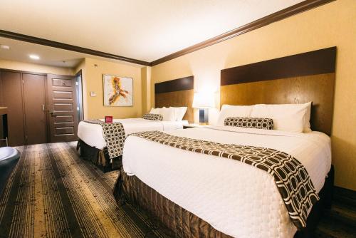 מיטה או מיטות בחדר ב-Crowne Plaza Hotel Harrisburg-Hershey, an IHG Hotel