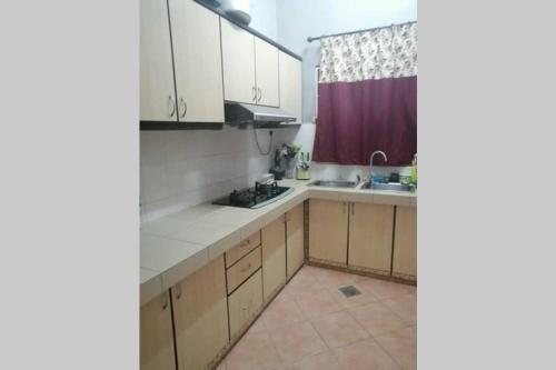 Η κουζίνα ή μικρή κουζίνα στο Orked Aeridina Homestay Puchong