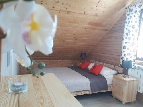 Ένα ή περισσότερα κρεβάτια σε δωμάτιο στο Na Szlaku - domki do wynajęcia