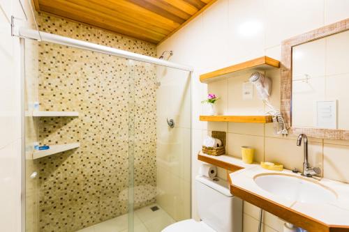 y baño con ducha y lavamanos. en Pousada Naiepe, en Fernando de Noronha