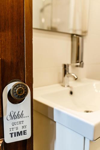 a sign on a door next to a sink at Aveiro City Center in Aveiro