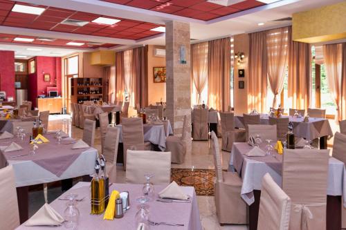Ресторант или друго място за хранене в Balneo and SPA Complex MINERAL YAGODA