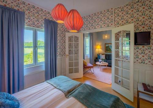 um quarto com uma cama e uma sala de estar em Haga Slott em Enköping