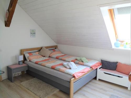巴特烏拉赫的住宿－Gästezimmer in Bad Urach，窗户客房内的一张床位