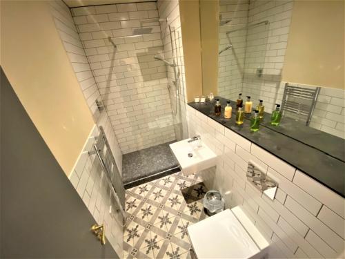 une salle de bain blanche avec toilettes et lavabo dans l'établissement The Scott at Claremont Serviced Apartments, à Leeds