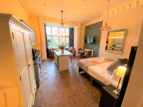 ein Schlafzimmer mit einem Bett und ein Wohnzimmer in der Unterkunft The Scott at Claremont Serviced Apartments in Leeds