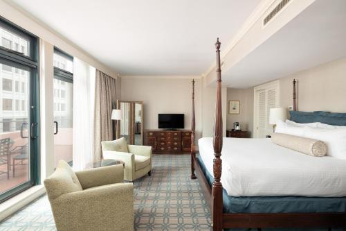 ein Hotelzimmer mit einem Bett und einem Stuhl in der Unterkunft The Berkeley Hotel in Richmond