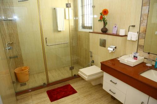 W łazience znajduje się prysznic, toaleta i umywalka. w obiekcie joerose villa w mieście Noida
