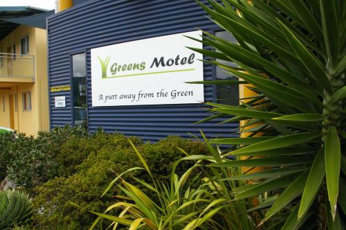 a sign for a green rooms motel on the side of a building at Greens Motel in Nelson
