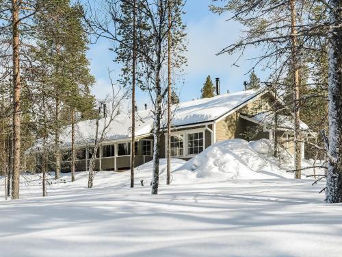 dom w śniegu z drzewami w obiekcie Holiday Home Aarre a by Interhome w mieście Saariselkä