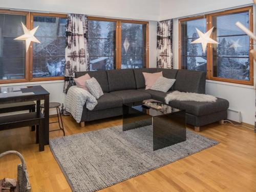 un soggiorno con divano e tavolo di Holiday Home Karhunvartijan linna c24 by Interhome a Ruka