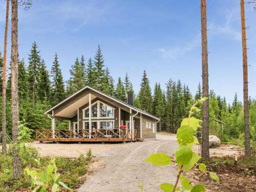 a house in the woods with a driveway at Holiday Home Kielo by Interhome in Pertunmaa