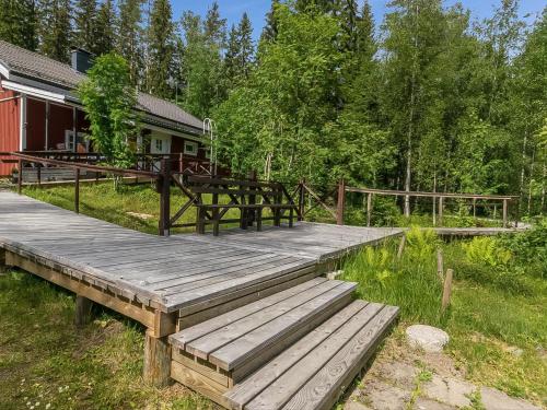 un muelle de madera frente a una casa en Holiday Home Myllytupa by Interhome, en Tihusniemi