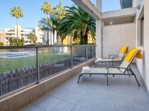 d'un balcon avec des chaises et une vue sur la piscine. dans l'établissement Apartment Zephyrus by Interhome, à Dénia