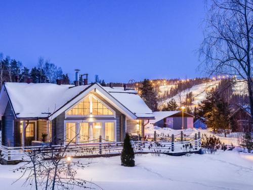 Una casa en la nieve por la noche en Holiday Home Akavilla 2 by Interhome, en Jämsä