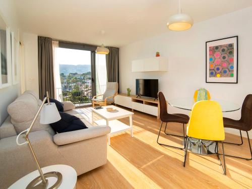 uma sala de estar com um sofá e uma mesa em Apartment Isea Calpe-2 by Interhome em Calpe