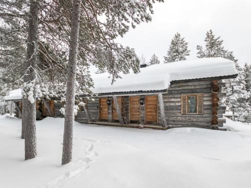 ein Blockhaus im Schnee in der Unterkunft Holiday Home Kelorakka lodge by Interhome in Levi