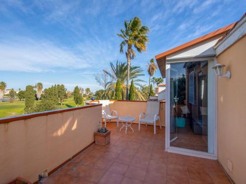 een balkon met uitzicht op een tuin bij Holiday Home Golf Y Playa by Interhome in Oliva