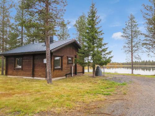 una cabaña de madera a un lado de un lago en Holiday Home Järvenpää by Interhome en Äkäslompolo