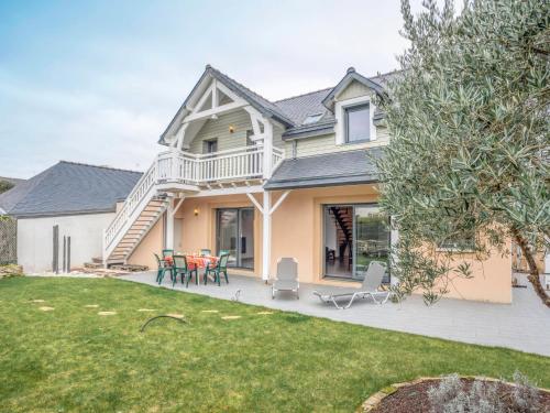 une maison avec une terrasse et un patio dans l'établissement Holiday Home Maison Du Port De Pêche by Interhome, à Quiberon