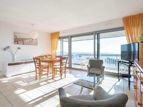 - un salon avec une table et des chaises et une vue sur l'océan dans l'établissement Apartment Port Maria-2 by Interhome, à Quiberon
